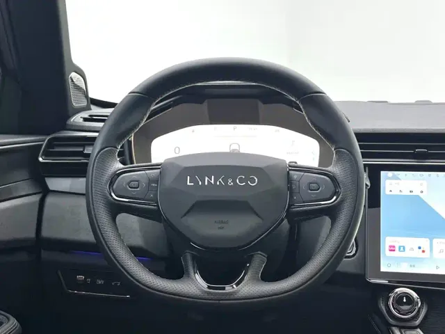 Lynk & Co 01 EM-P — Фото автомобиля 14