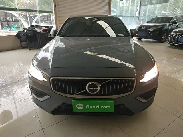 Volvo S60 — Фото автомобиля 2