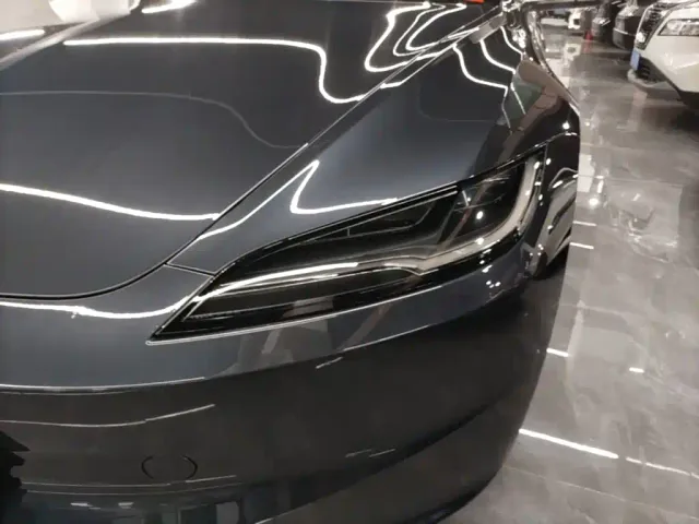 Tesla Model 3 — Фото автомобиля 23