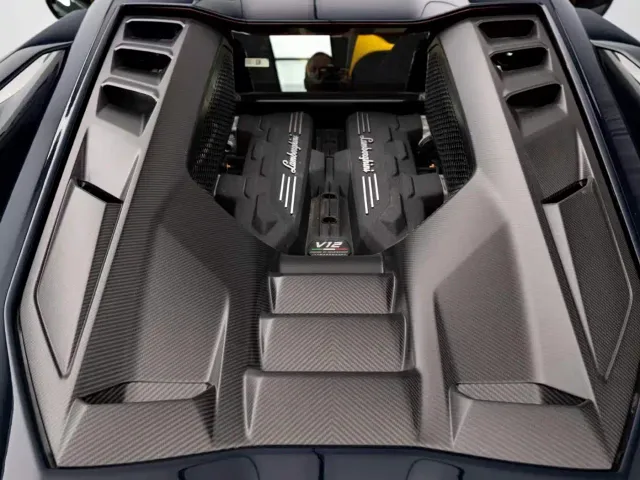 Lamborghini Revuelto — Фото автомобиля 10