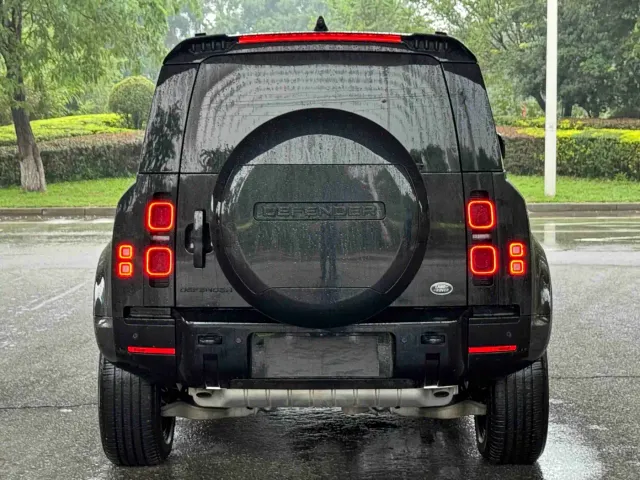 Land Rover Defender — Фото автомобиля 5