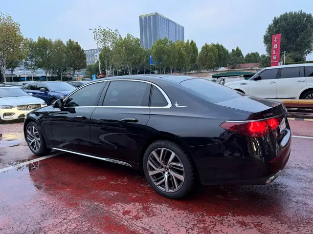 Mercedes-Benz E-Class — Фото автомобиля 4