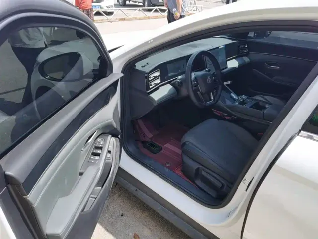 BYD Qin L — Фото автомобиля 14