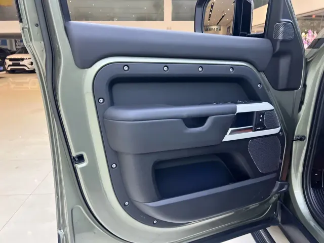 Land Rover Defender — Фото автомобиля 8