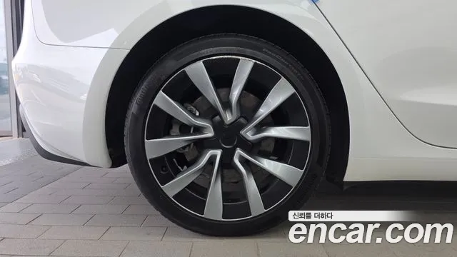 Tesla Model 3 — Фото автомобиля 5