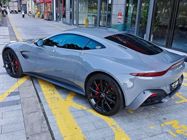 Aston Martin V8 Vantage — Фото автомобиля 7