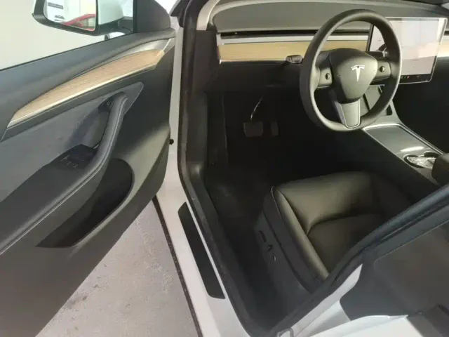 Tesla Model Y — Фото автомобиля 15