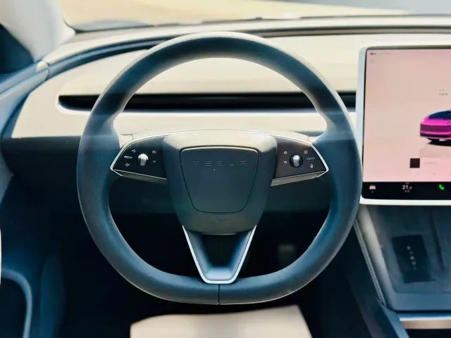 Tesla Model 3 — Фото автомобиля 8