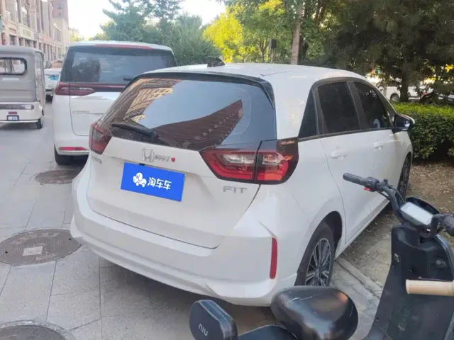 Honda Fit — Фото автомобиля 3