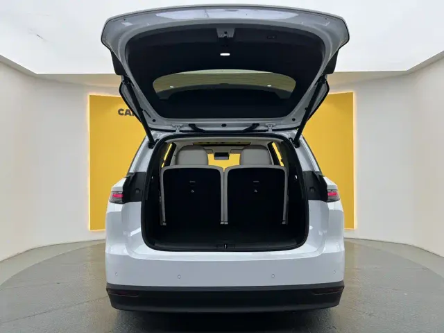 Li Auto i8 — Фото автомобиля 8