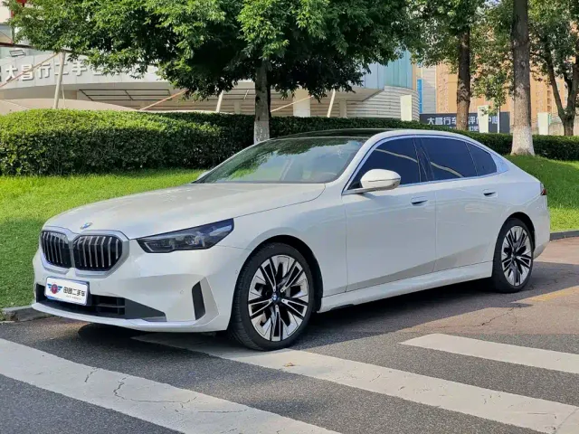 Фотография автомобиля — BMW 5 Series