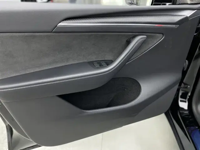 Tesla Model Y — Фото автомобиля 18