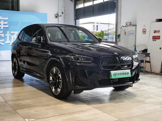 BMW iX3 — Фото автомобиля 3