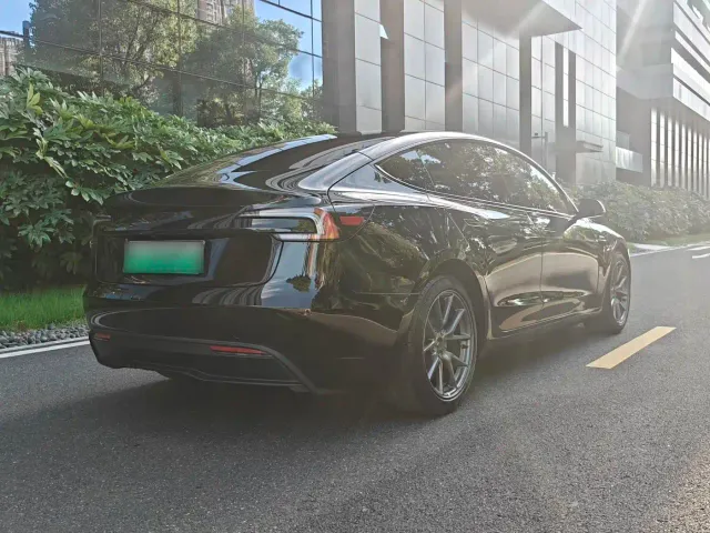 Tesla Model 3 — Фото автомобиля 8