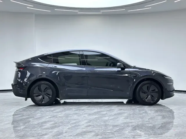 Tesla Model Y — Фото автомобиля 10
