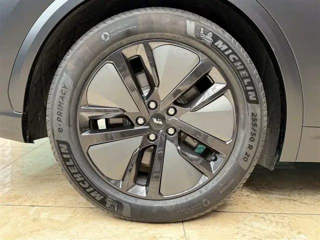 Li Auto L7 — Фото автомобиля 13