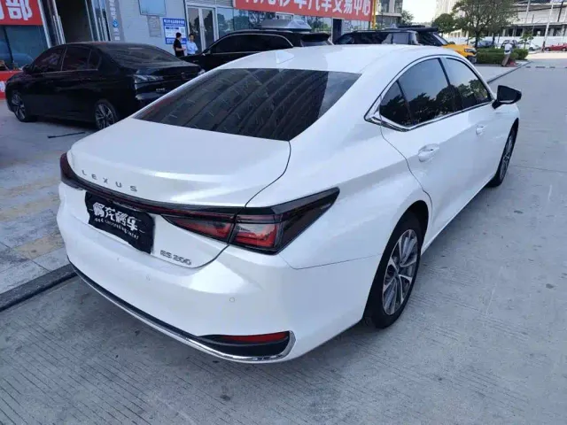 Lexus ES — Фото автомобиля 8