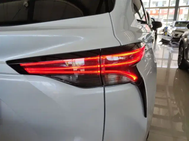 Toyota Sienna — Фото автомобиля 7