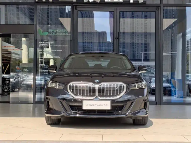 BMW i5 — Фото автомобиля 2