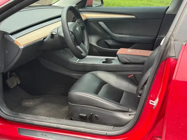 Tesla Model 3 — Фото автомобиля 5