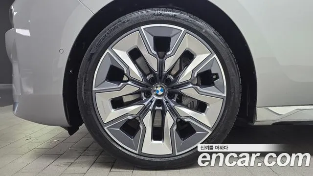 BMW 7-Series 7 серия (G70) 740i xDrive Classic Silver Edition — Фото автомобиля 5