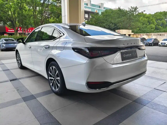 Lexus ES — Фото автомобиля 8