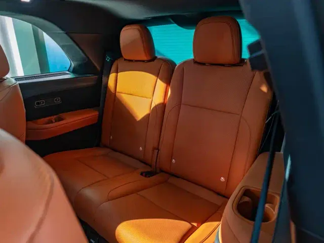 Li Auto L8 — Фото автомобиля 16