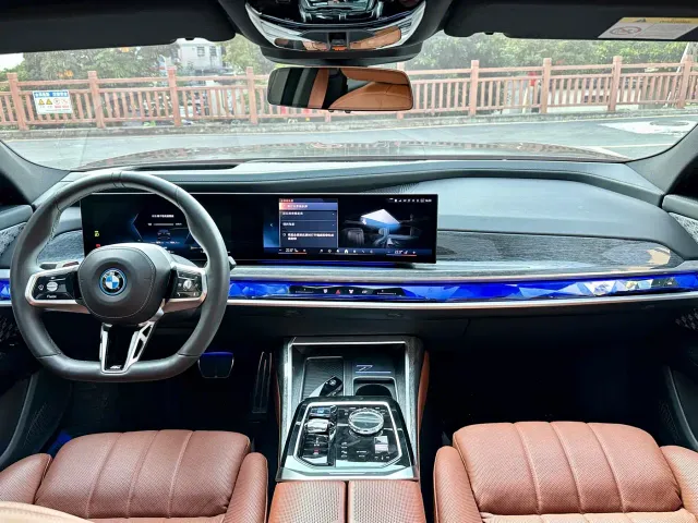 BMW i7 — Фото автомобиля 18