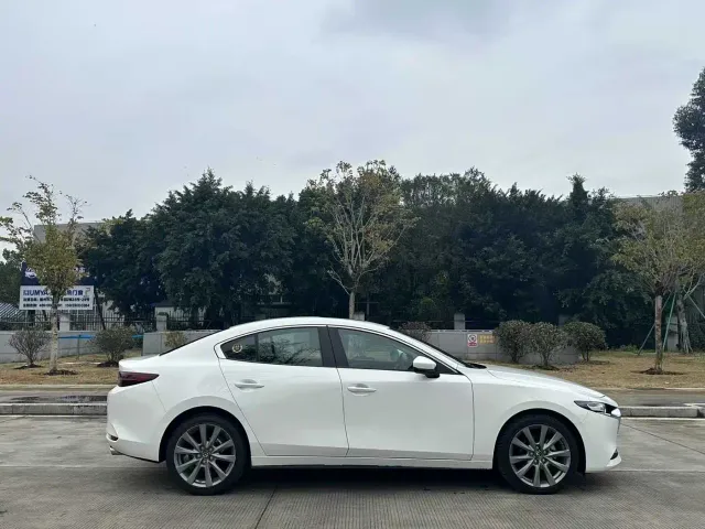 Mazda Axela — Фото автомобиля 3