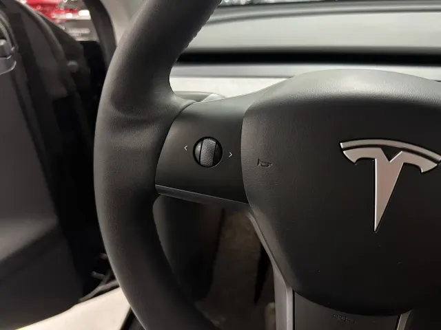 Tesla Model Y — Фото автомобиля 15