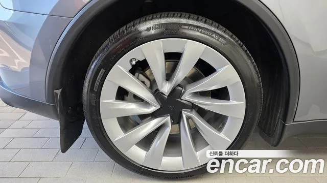 Tesla Model Y — Фото автомобиля 5