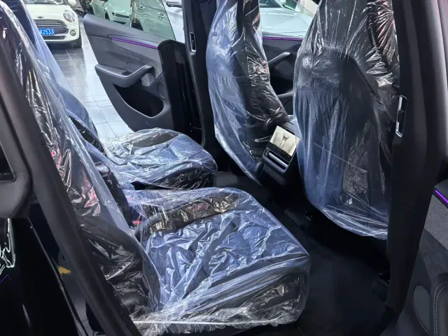 Tesla Model Y L — Фото автомобиля 10