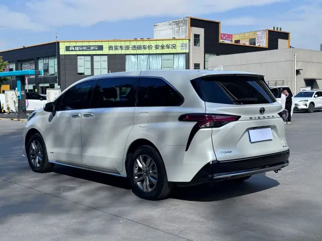 Toyota Sienna — Фото автомобиля 6