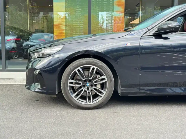 BMW 5 Series — Фото автомобиля 5