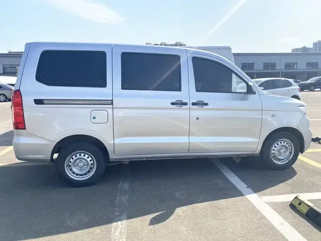 Wuling Hongguang V — Фото автомобиля 3