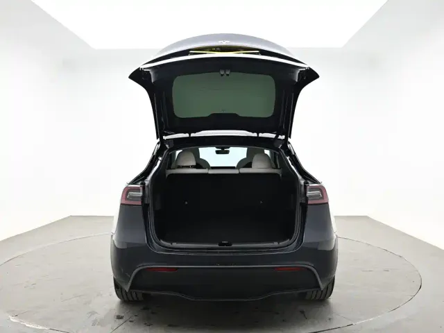 Tesla Model Y — Фото автомобиля 8