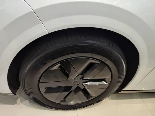 Li Auto MEGA — Фото автомобиля 22