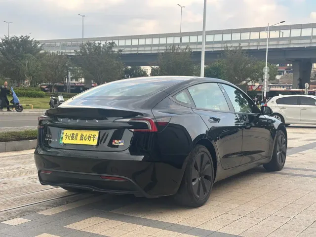 Tesla Model 3 — Фото автомобиля 6