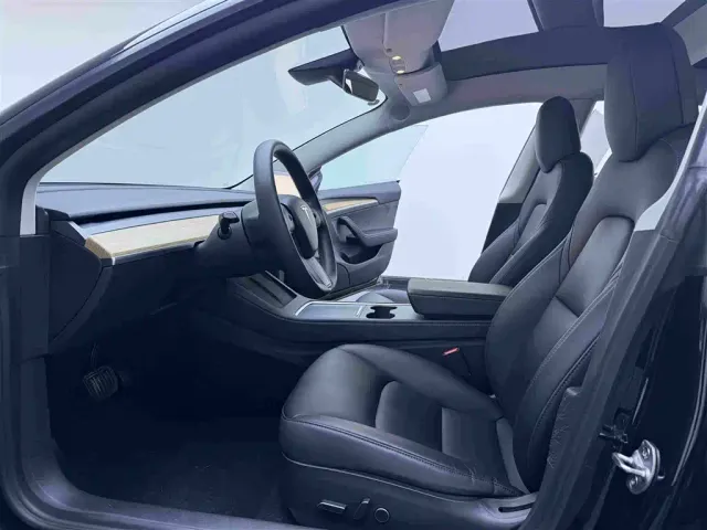 Tesla Model 3 — Фото автомобиля 14