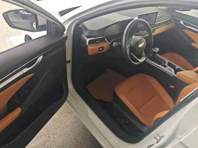 Geely Emgrand — Фото автомобиля 15
