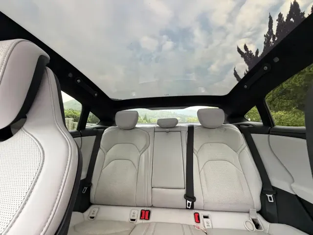 Xiaomi SU7 — Фото автомобиля 12
