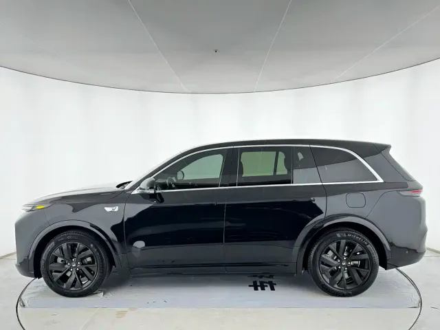 Li Auto L8 — Фото автомобиля 4