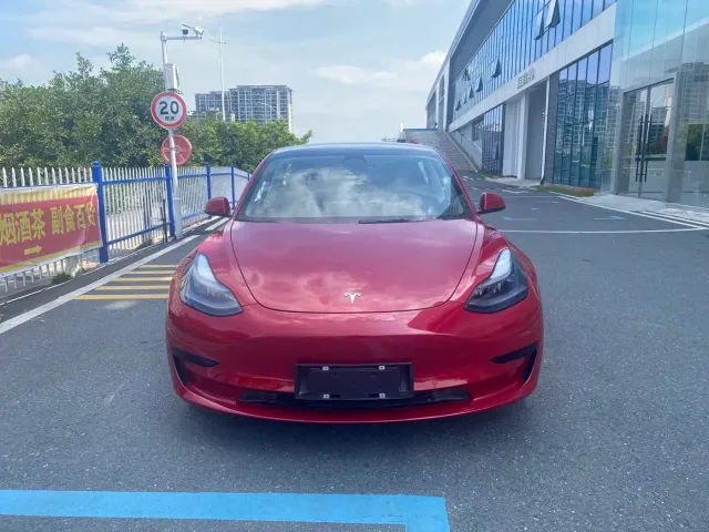 Tesla Model 3 — Фото автомобиля 2