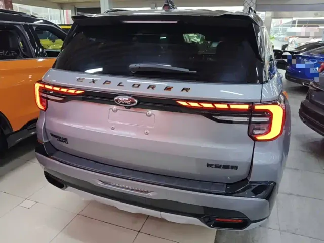 Ford Explorer — Фото автомобиля 5