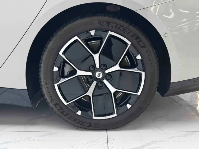 Xiaomi SU7 — Фото автомобиля 11