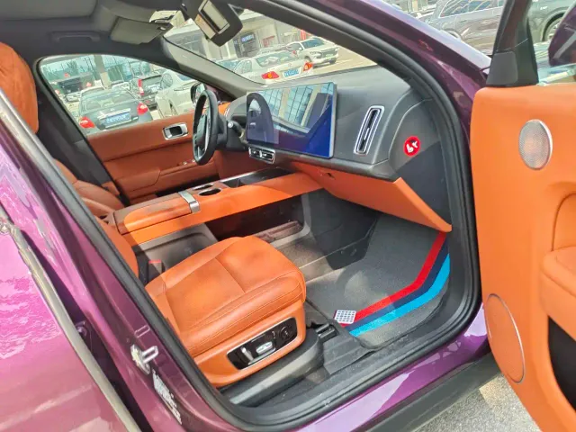 Li Auto L8 — Фото автомобиля 4