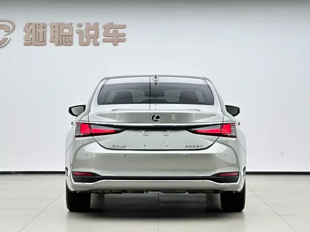 Lexus ES — Фото автомобиля 4