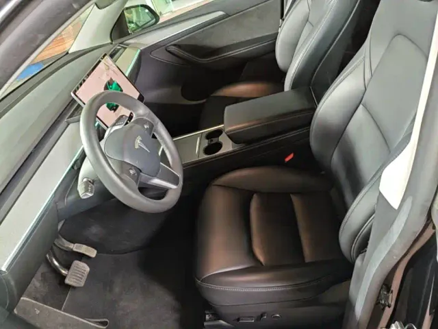 Tesla Model Y — Фото автомобиля 14