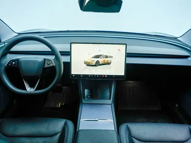 Tesla Model 3 — Фото автомобиля 3