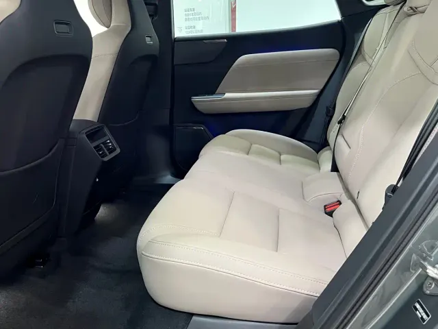 Volvo XC70 Plug-in Hybrid — Фото автомобиля 10